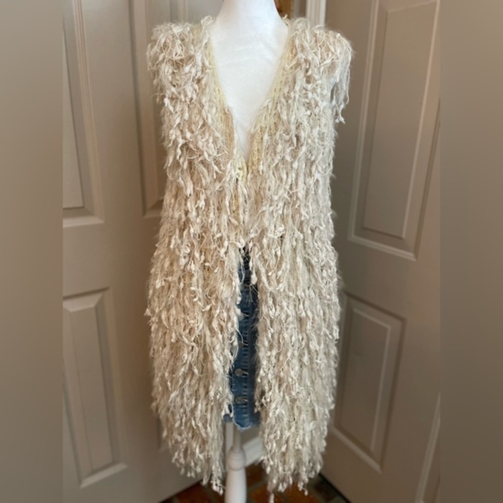 Aakaa cream shabby chic fringe sweater vest duster w/front hook/eye closure. M